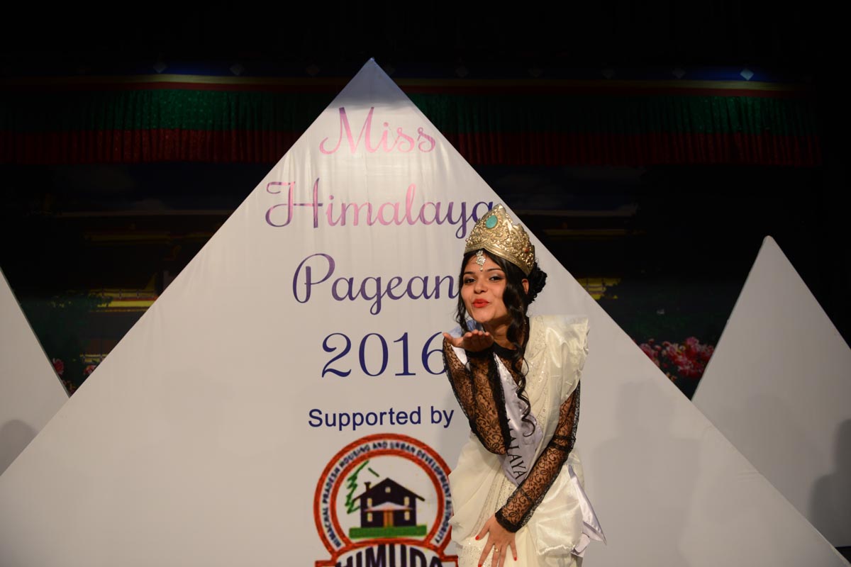 Ayushi Sethi blows a kiss after being crowned Miss Himalaya 2016 at the Miss Himalaya Pageant held in McLeod Ganj, India, on 9 October 2016.