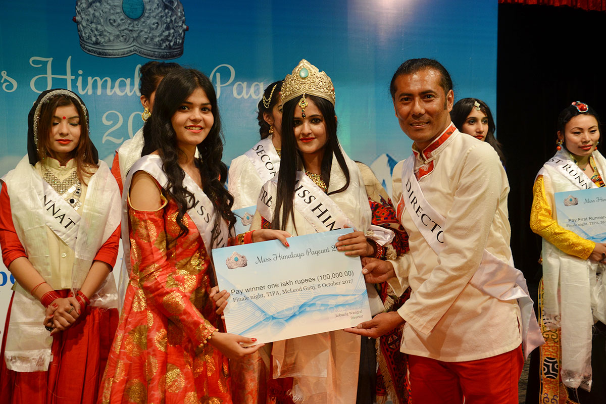 Preksha Rana receiving the winner's cheque from the Director Lobsang Wangyal after she won the Miss Himalaya Pageant 2017 crown at TIPA, McLeod Ganj, India, on 8 October 2017.
